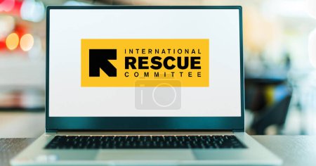Foto de POZNAN, POL - DEC 5, 2023: Computadora portátil que muestra el logotipo del Comité Internacional de Rescate, una organización no gubernamental mundial de ayuda humanitaria, ayuda y desarrollo - Imagen libre de derechos