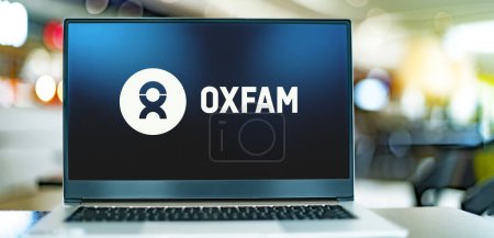 Téléchargez les photos : POZNAN, POL - DEC 5, 2023 : Ordinateur portable affichant le logo d'Oxfam, une confédération de 21 organisations caritatives indépendantes axées sur la réduction de la pauvreté dans le monde - en image libre de droit