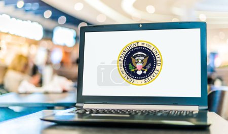Téléchargez les photos : POZNAN, POL - DEC 5, 2023 : Ordinateur portable portant le sceau du Président des États-Unis (POTUS) - en image libre de droit