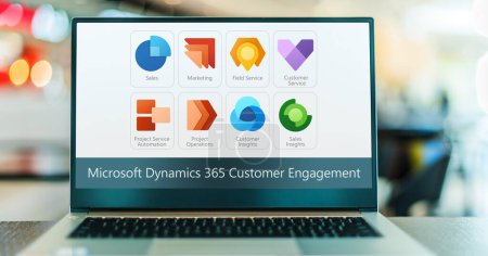 Foto de POZNAN, POL - 24 de mayo de 2022: Computadora portátil que muestra iconos del software Microsoft Dynamics 365 Customer Engagement - Imagen libre de derechos