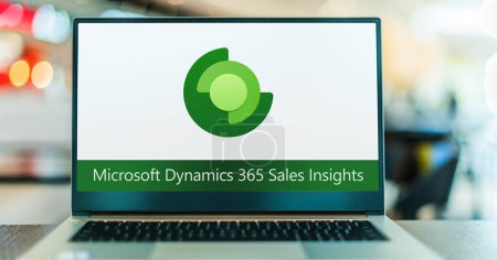 Foto de POZNAN, POL - 24 de mayo de 2022: Computadora portátil que muestra el logo de Microsoft Dynamics 365 Sales Insights - Imagen libre de derechos