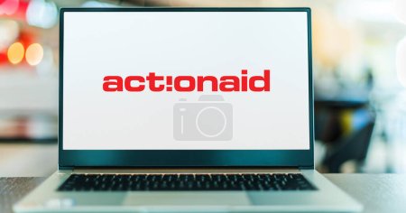 Foto de POZNAN, POL - DIC 5, 2023: Computadora portátil que muestra el logotipo de ActionAid, una organización no gubernamental internacional que trabaja contra la pobreza y la injusticia en todo el mundo - Imagen libre de derechos