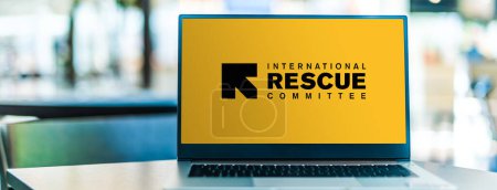 Foto de POZNAN, POL - DEC 5, 2023: Computadora portátil que muestra el logotipo del Comité Internacional de Rescate, una organización no gubernamental mundial de ayuda humanitaria, ayuda y desarrollo - Imagen libre de derechos