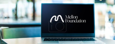 Téléchargez les photos : POZNAN, POL - DEC 5, 2023 : Ordinateur portable affichant le logo de la Fondation Mellon - en image libre de droit