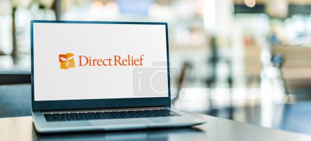 Foto de POZNAN, POL - DIC 5, 2023: Computadora portátil que muestra el logotipo de Direct Relief, una organización humanitaria sin fines de lucro - Imagen libre de derechos