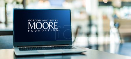 Téléchargez les photos : POZNAN, POL - DEC 5, 2023 : Ordinateur portable affichant le logo de la Fondation Gordon et Betty Moore - en image libre de droit