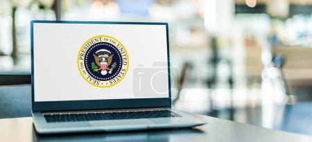 Téléchargez les photos : POZNAN, POL - DEC 5, 2023 : Ordinateur portable portant le sceau du Président des États-Unis (POTUS) - en image libre de droit