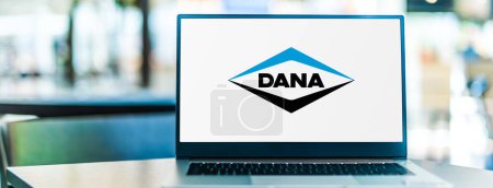 Téléchargez les photos : POZNAN, POL - JAN 6, 2024 : Ordinateur portable affichant le logo de Dana, un fournisseur d'essieux, arbres d'entraînement, transmissions et équipements électrodynamiques, thermiques, d'étanchéité et numériques pour véhicules - en image libre de droit