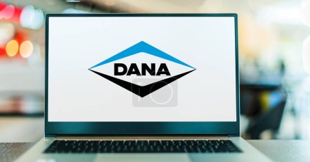 Foto de POZNAN, POL - 6 ENE 2024: Computadora portátil que muestra el logotipo de Dana, un proveedor de ejes, ejes de transmisión, transmisiones y equipos electrodinámicos, térmicos, de sellado y digitales para vehículos - Imagen libre de derechos