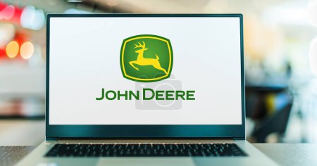 Téléchargez les photos : POZNAN, POL - JAN 6, 2024 : Ordinateur portable affichant le logo de John Deere, une société qui fabrique des machines agricoles, du matériel lourd, des machines forestières, etc. - en image libre de droit