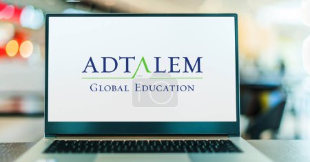 Foto de POZNAN, POL - 6 ENE 2024: Computadora portátil que muestra el logotipo de Adtalem Global Education Inc., una corporación estadounidense con sede en Chicago - Imagen libre de derechos