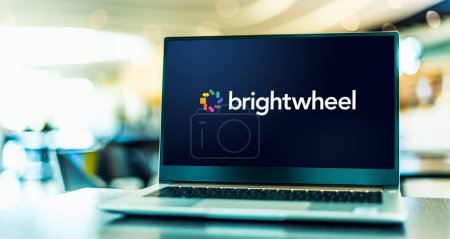 Foto de POZNAN, POL - DIC 5, 2023: Computadora portátil que muestra el logotipo de Brightwheel, software de gestión de cuidado de niños para preescolares y cuidado de niños - Imagen libre de derechos