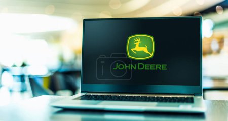 Téléchargez les photos : POZNAN, POL - JAN 6, 2024 : Ordinateur portable affichant le logo de John Deere, une société qui fabrique des machines agricoles, du matériel lourd, des machines forestières, etc. - en image libre de droit
