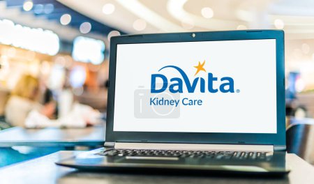 Téléchargez les photos : POZNAN, POL - JAN 6, 2024 : Ordinateur portable affichant le logo de DaVita, une société qui fournit des services de dialyse rénale - en image libre de droit