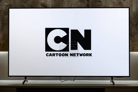 Téléchargez les photos : POZNAN, POL - DEC 19, 2023 : Téléviseur à écran plat affichant le logo de Cartoon Network, une chaîne de télévision payante américaine appartenant à Warner Bros. Entertainment, une division de WarnerMedia d'AT & T - en image libre de droit