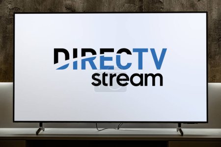 Téléchargez les photos : POZNAN, POL - MAR 25, 2022 : Téléviseur à écran plat affichant le logo de DirecTV Stream, une famille de services de télévision multicanal en continu offerts aux États-Unis par DirecTV - en image libre de droit