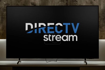 Foto de POZNAN, POL - 25 MAR 2022: Televisor de pantalla plana con el logotipo de DirecTV Stream, una familia de servicios de televisión multicanal que ofrece DirecTV en Estados Unidos - Imagen libre de derechos