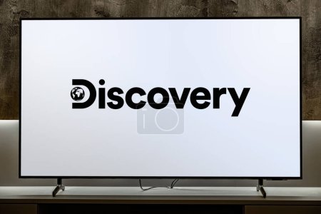 Téléchargez les photos : POZNAN, POL - DEC 19, 2023 : Téléviseur à écran plat affichant le logo de Discovery Channel, un réseau américain de télévision payante et une chaîne phare appartenant à Discovery, Inc. - en image libre de droit