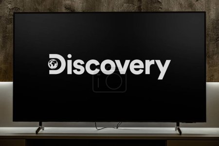Téléchargez les photos : POZNAN, POL - DEC 19, 2023 : Téléviseur à écran plat affichant le logo de Discovery Channel, un réseau américain de télévision payante et une chaîne phare appartenant à Discovery, Inc. - en image libre de droit