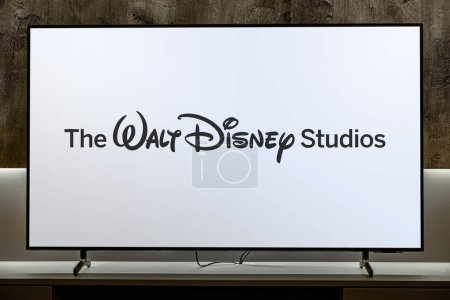Téléchargez les photos : POZNAN, POL - DEC 19, 2023 : Téléviseur à écran plat affichant le logo de The Walt Disney Studios, une division majeure du segment d'activité Disney Entertainment de The Walt Disney Company - en image libre de droit