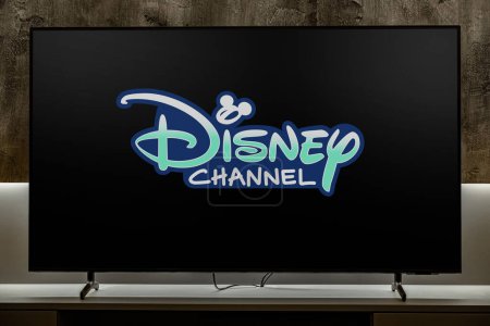 Téléchargez les photos : POZNAN, POL - DEC 19, 2023 : Téléviseur à écran plat affichant le logo de Disney Channel, une chaîne de télévision payante américaine qui sert de propriété phare au propriétaire Disney Branded Television - en image libre de droit