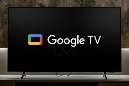 Téléchargez les photos : POZNAN, POL - DEC 19, 2023 : Téléviseur à écran plat affichant le logo de Google TV, un service de vidéo à la demande en ligne exploité par Google - en image libre de droit