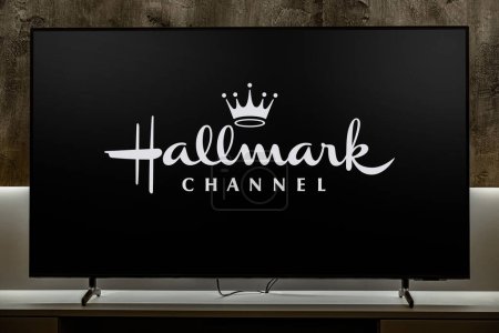 Téléchargez les photos : POZNAN, POL - DEC 19, 2023 : Télévision à écran plat affichant le logo de The Hallmark Channel est une chaîne américaine de télévision payante par câble appartenant à Crown Media Holdings - en image libre de droit
