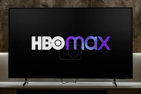 Téléchargez les photos : POZNAN, POL - DEC 19, 2023 : Téléviseur à écran plat affichant le logo de HBO Max, un service américain de streaming vidéo sur demande appartenant à AT & T - en image libre de droit