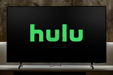 Téléchargez les photos : POZNAN, POL - DEC 19, 2023 : Télévision à écran plat affichant le logo de Hulu, un service de vidéo sur demande par abonnement basé aux États-Unis - en image libre de droit