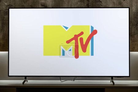 Foto de POZNAN, POL - DIC 19, 2023: Televisor de pantalla plana que muestra el logotipo de MTV, un canal de televisión de pago estadounidense, con sede en la ciudad de Nueva York - Imagen libre de derechos
