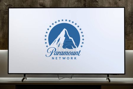 Téléchargez les photos : POZNAN, POL - DEC 19, 2023 : Téléviseur à écran plat affichant le logo de Paramount Network, une chaîne américaine de télévision par câble de base appartenant au groupe MTV Entertainment - en image libre de droit