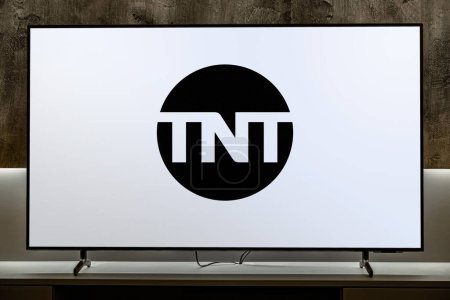 Foto de POZNAN, POL - DIC 19, 2023: Televisor de pantalla plana con el logotipo de TNT, un canal de televisión por cable básico estadounidense propiedad de WarnerMedia Studios & Networks - Imagen libre de derechos