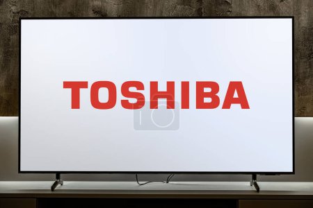 Téléchargez les photos : POZNAN, POL - DEC 19, 2023 : Téléviseur à écran plat affichant le logo de Toshiba, un conglomérat multinational japonais basé à Tokyo - en image libre de droit