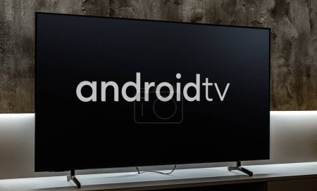 Foto de POZNAN, POL - DIC 19, 2023: TV de pantalla plana que muestra el logotipo de Android TV, un sistema operativo de televisión inteligente desarrollado por Google para televisores, reproductores de medios digitales, decodificadores y barras de sonido - Imagen libre de derechos