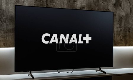 Téléchargez les photos : POZNAN, POL - DEC 19, 2023 : Télévision à écran plat affichant le logo de Canal + (Canal Plus), une chaîne de télévision payante française - en image libre de droit