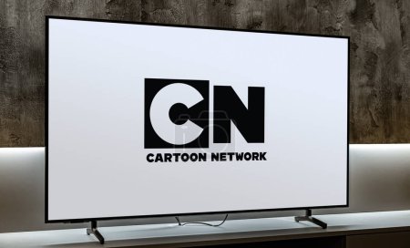 Téléchargez les photos : POZNAN, POL - DEC 19, 2023 : Téléviseur à écran plat affichant le logo de Cartoon Network, une chaîne de télévision payante américaine appartenant à Warner Bros. Entertainment, une division de WarnerMedia d'AT & T - en image libre de droit