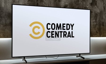 Téléchargez les photos : POZNAN, POL - DEC 19, 2023 : Téléviseur à écran plat affichant le logo de Comedy Central, une chaîne câblée de base américaine appartenant à ViacomCBS - en image libre de droit