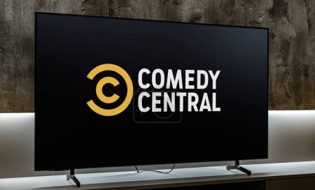 Foto de POZNAN, POL - DIC 19, 2023: Televisor de pantalla plana con el logotipo de Comedy Central, un canal de cable básico estadounidense propiedad de ViacomCBS - Imagen libre de derechos