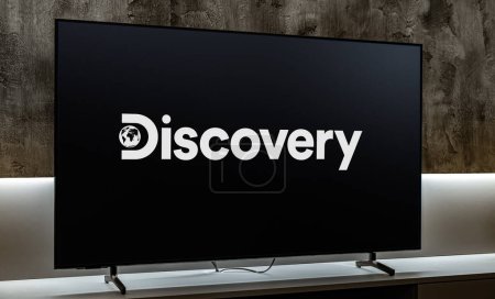 Foto de POZNAN, POL - DIC 19, 2023: Televisor de pantalla plana con el logotipo de Discovery Channel, una cadena de televisión de pago estadounidense y canal insignia propiedad de Discovery, Inc.. - Imagen libre de derechos