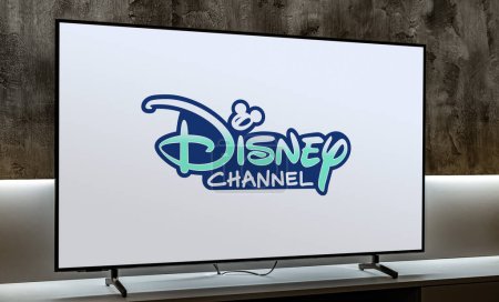 Foto de POZNAN, POL - DIC 19, 2023: Televisor de pantalla plana que muestra el logotipo de Disney Channel, un canal de televisión de pago estadounidense que sirve como propiedad emblemática del propietario Disney Branded Television - Imagen libre de derechos