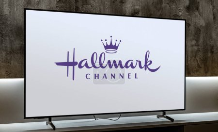 Foto de POZNAN, POL - DIC 19, 2023: Televisor de pantalla plana con el logotipo de The Hallmark Channel es un canal de televisión de pago estadounidense propiedad de Crown Media Holdings - Imagen libre de derechos
