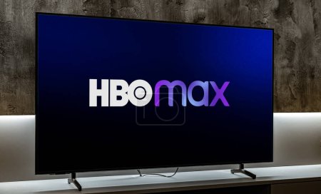 Téléchargez les photos : POZNAN, POL - DEC 19, 2023 : Téléviseur à écran plat affichant le logo de HBO Max, un service américain de streaming vidéo sur demande appartenant à AT & T - en image libre de droit