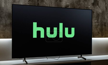 Foto de POZNAN, POL - DIC 19, 2023: Televisor de pantalla plana con el logotipo de Hulu, un servicio de suscripción de vídeo a la carta basado en Estados Unidos - Imagen libre de derechos