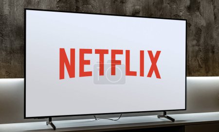 Foto de POZNAN, POL - DIC 19, 2023: Televisor de pantalla plana con el logotipo de Netflix, un proveedor de servicios de medios estadounidense con sede en Los Gatos, California, Estados Unidos - Imagen libre de derechos