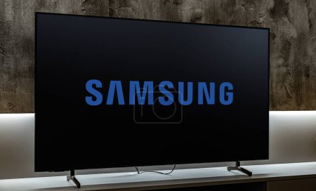 Téléchargez les photos : POZNAN, POL - DEC 19, 2023 : Téléviseur à écran plat affichant le logo de Samsung, un conglomérat multinational sud-coréen basé à Samsung Town, Séoul - en image libre de droit