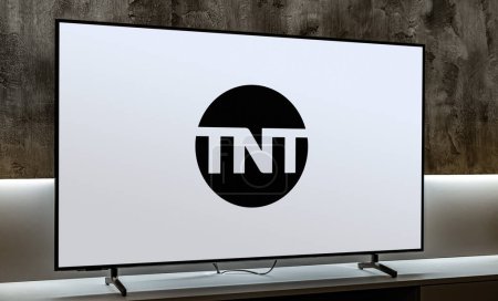Téléchargez les photos : POZNAN, POL - DEC 19, 2023 : Téléviseur à écran plat affichant le logo de TNT, une chaîne américaine de télévision par câble de base appartenant à WarnerMedia Studios & Networks - en image libre de droit