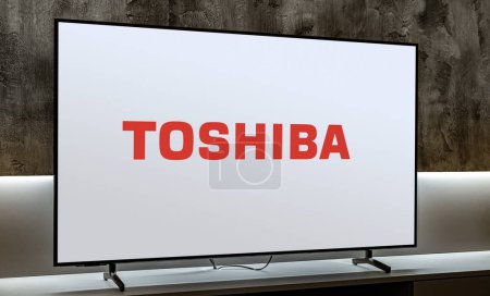 Téléchargez les photos : POZNAN, POL - DEC 19, 2023 : Téléviseur à écran plat affichant le logo de Toshiba, un conglomérat multinational japonais basé à Tokyo - en image libre de droit