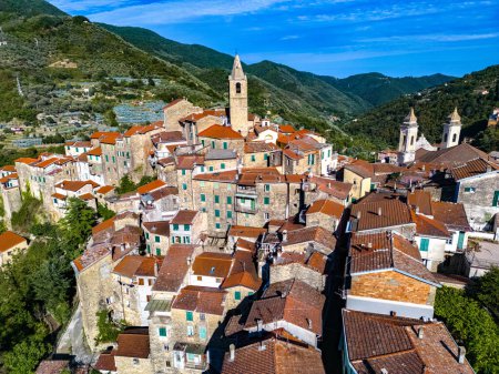 Foto de Vista aérea del pueblo de Ceriana en la provincia de Imperia, Liguria, Italia - Imagen libre de derechos