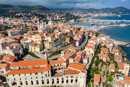 Téléchargez les photos : Vue aérienne de Porto Maurizio sur la Riviera italienne dans la province d'Imperia, Ligurie, Italie - en image libre de droit