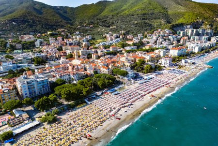 Foto de Vista aérea de Spotorno en la Riviera Italiana en la provincia de Savona, Liguria, Italia - Imagen libre de derechos